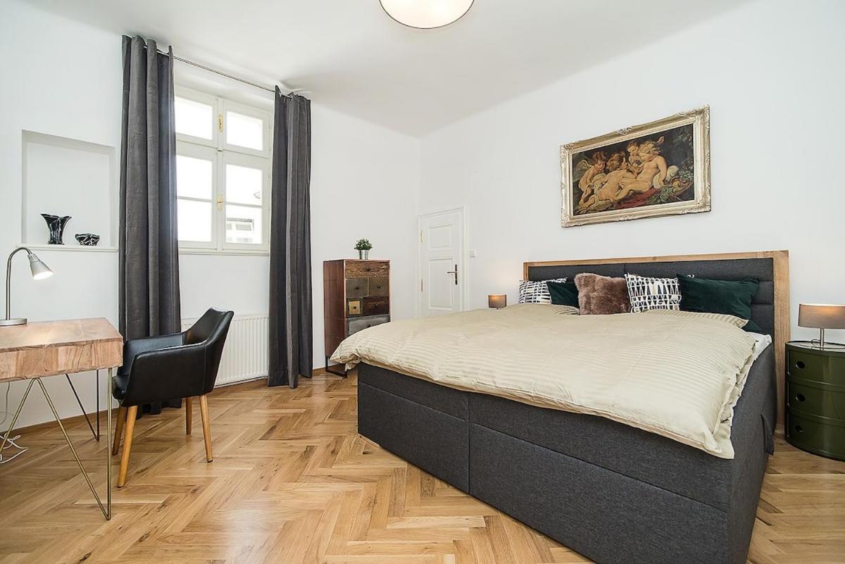 Newly Renovated 1-Bed Apartment At Charles Bridge Praha Eksteriør bilde